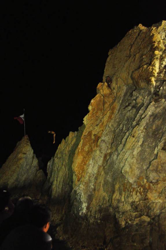 O incrível salto mortal de 25 metros de altura em La Quebrada, em Acapulco, no México